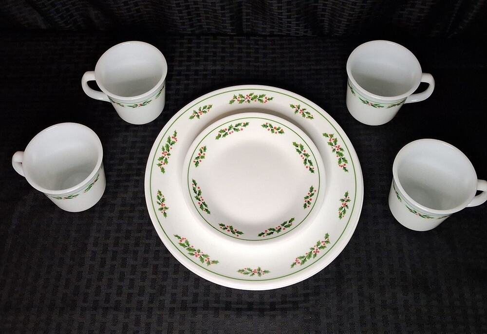 Vintage Corelle HOLLY DAYS 12 pc Christmas 8 Dinner Bread & 4 Milk Glass Mugs